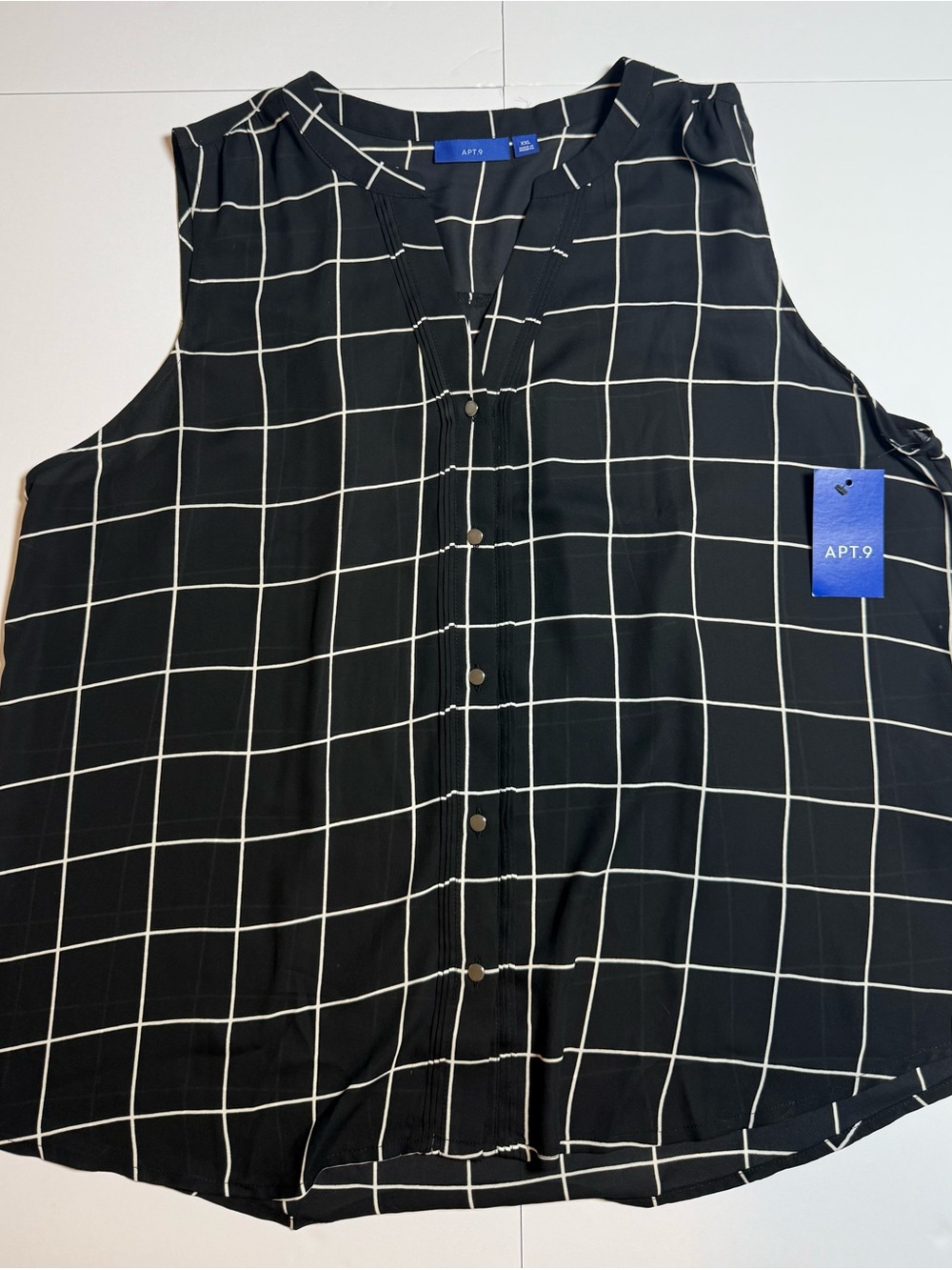 Apt. 9 Women's XXL Black White
Windowpane V-Neck Sleeveless Button
Blouse NWT